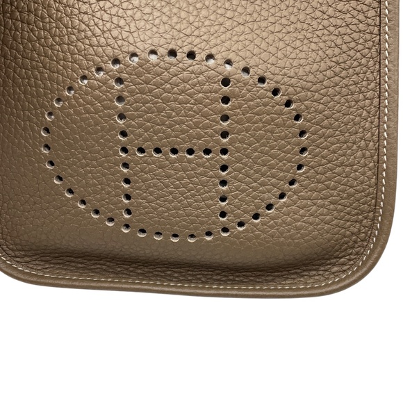 HERMES TAUPE EVELYNE TPM 16 LEATHER HANDBAG - Picture 5 of 14